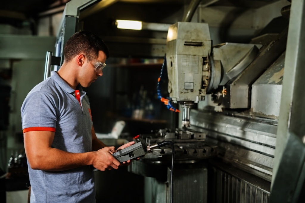 Перед каждым запуском УП оператору следует проверять систему крепления